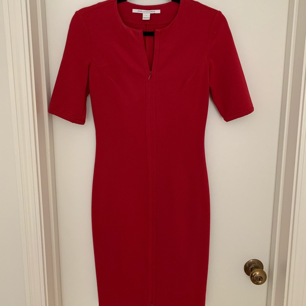 DIANE VON FURSTENBERG Red Zipper Front Sheath